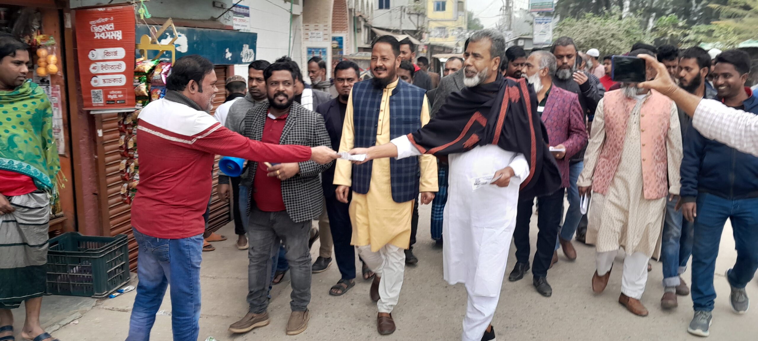 নারায়ণগঞ্জের সিদ্ধিরগঞ্জের ৪নং ওয়ার্ডে নারায়ণগঞ্জ জেলা মোটর চালকলীগের সভাপতি নুরুজ্জামান জজ ও কাউন্সিলর নুর উদ্দিনের নেতৃত্বে নৌকা প্রতিকে ভোট চেয়ে গণসংযোগ