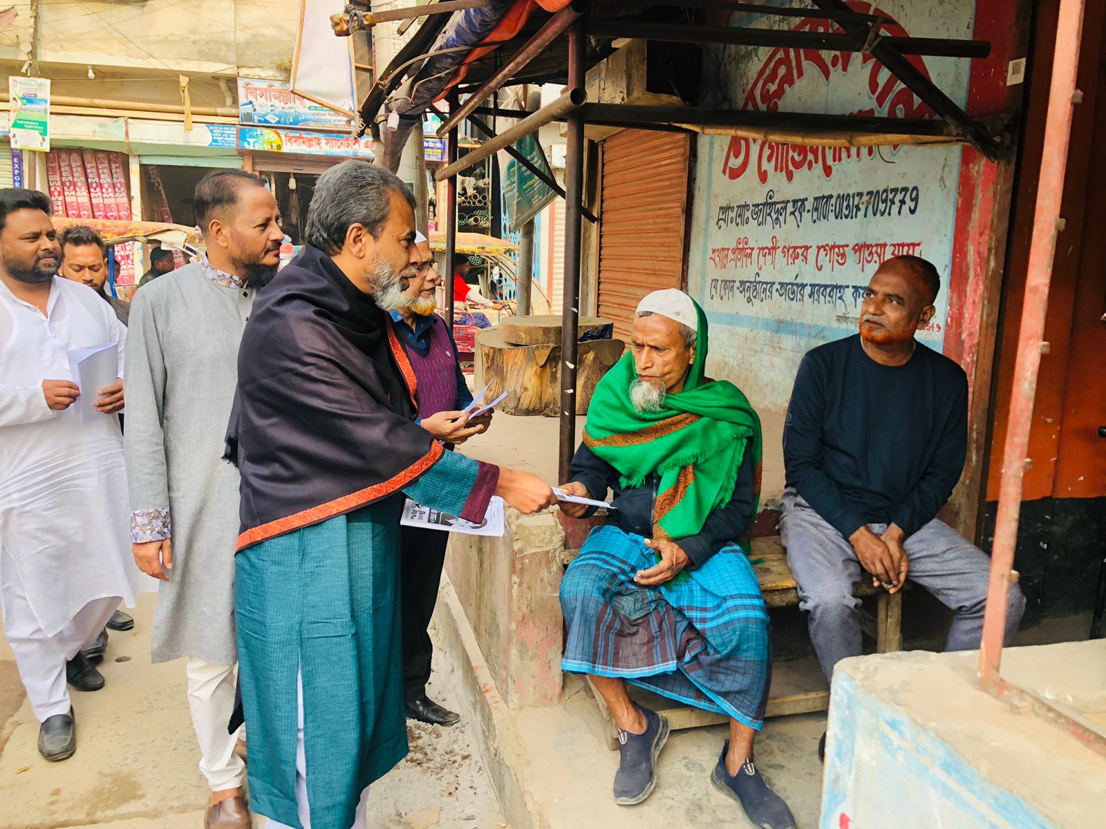 সিদ্ধিরগঞ্জের ৪নং ওয়ার্ডে আ’লীগের নেতা তাজিম বাবু ও কাউন্সিলর নুর উদ্দিনের নেতৃত্বে নৌকা প্রতিকে ভোট চেয়ে গণসংযোগ