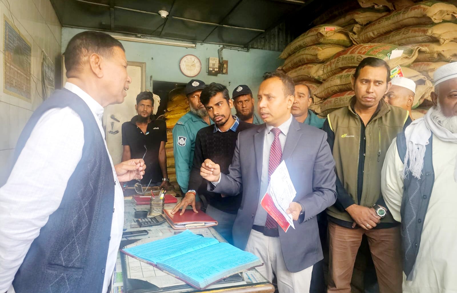 চট্টগ্রামে চালের দামের ঊর্ধ্বগতি ঠেকাতে চট্টগ্রাম জেলা প্রশাসনের উদ্যোগে ভ্রাম্যমাণ আদালতের অভিযান