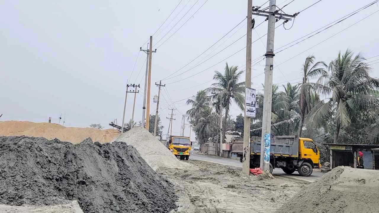 রূপগঞ্জে শীতলক্ষ্যা নদীর তীর ও পাউবো’র সম্পত্তি দখল করে অবৈধ বালুর ব্যবসা।। অতিষ্ঠ এলাকাবাসী