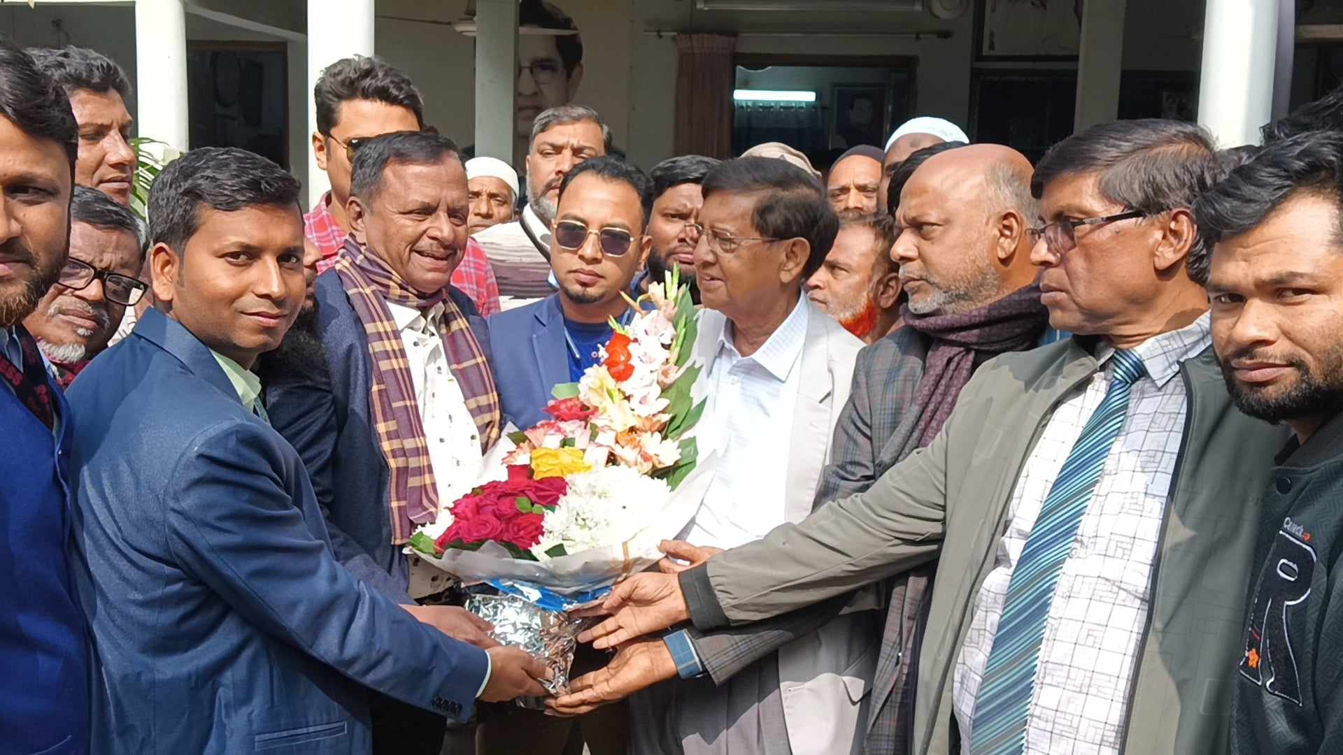 রূপগঞ্জ উপজেলা প্রেসক্লাবের পক্ষ থেকে গোলাম দস্তগীর গাজীকে ফুলেল শুভেচ্ছা