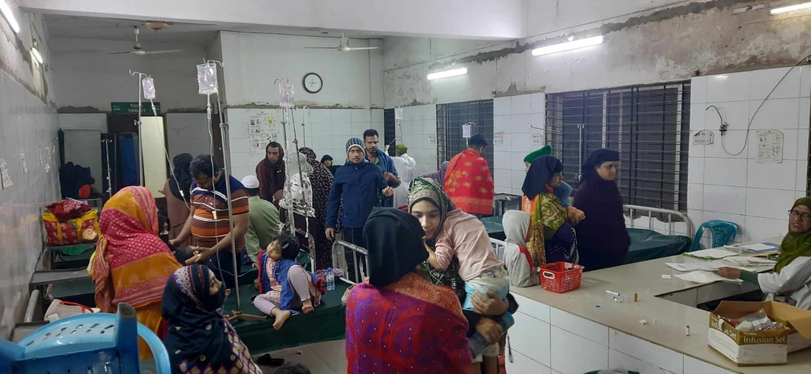 নারায়ণগঞ্জের আদমজী ইপিজেডে অবস্থিত ইপিক-১ গার্মেন্টে অনুষ্ঠিত বার্ষিক পিকনিকে দেওয়া খাবার খেয়ে প্রায় শতাধিক গার্মেন্টস কর্মকর্তা- কর্মচারী অসুস্থ হয়েছে