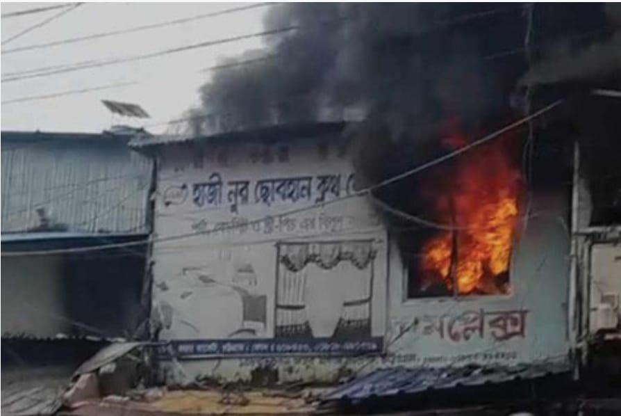 চট্টগ্রাম নগরীর পৌর জহুর হকার্স মার্কেটে আগুন