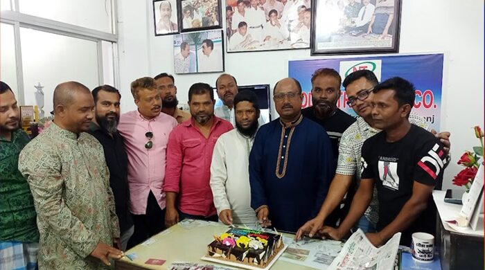 ফুলের শুভেচ্ছা এবং কেক কাটার মধ্য দিয়ে নাজমুল হক খোকার জন্মদিন পালন