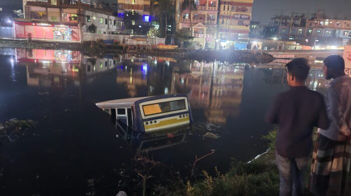 নারায়ণগঞ্জের সিদ্ধিরগঞ্জে নিয়ন্ত্রণ হারিয়ে একটি বাস লেকের পানিতে পড়ে যাওয়ার ঘটনা ঘটেছে