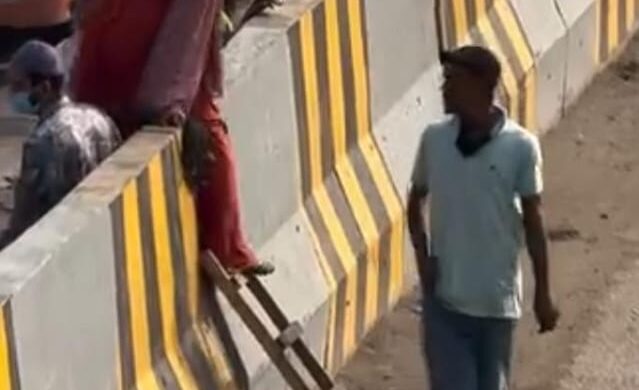 নারায়ণগঞ্জের সিদ্ধিরগঞ্জে ঢাকা-চট্টগ্রাম মহাসড়কে মই দিয়ে ডিভাইডার পার হচ্ছেন যাত্রীরা। বিনিময়ে ৫ টাকা প্রদান করতে হচ্ছে যাত্রীদের