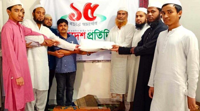 বাংলাদেশ প্রতিদিনের ১৫ বছরে পদার্পনে নারায়ণগঞ্জে মাদরাসার শিক্ষার্থীদের মধ্যে পাঞ্জাবির কাপড় বিতরণ