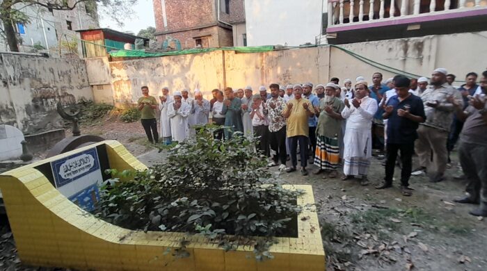 সিদ্ধিরগঞ্জে প্রধানবাড়ী পারিবারিক কবরস্থানে মা-বাবা সহ সকলের জন্য কবর জিয়ারত করে দোয়া প্রার্থনা