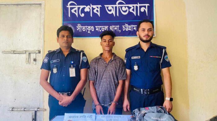 সীতাকুণ্ডে পৃথক অভিযান ২২ লাখ টাকার মদ,অস্ত্র সহ ২ ডাকাত আটক
