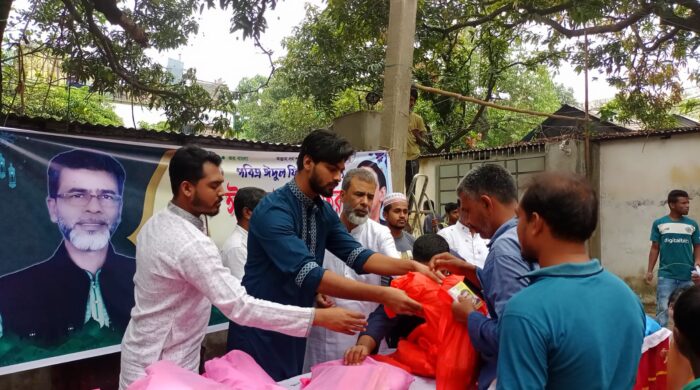 নাসিক ৪নং ওয়ার্ডের কাউন্সিলর নূর উদ্দিন মিয়ার উদ্যোগে ঈদ উপহার সামগ্রী বিতরণ