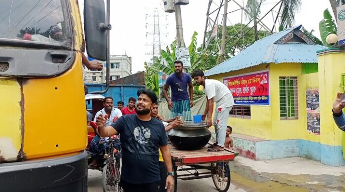 সিদ্ধিরগঞ্জে তীব্র গরমে অতিষ্ঠ পথচারী ও শ্রমজীবি মানুষের মাঝে পানিয় শরবত বিতরণ