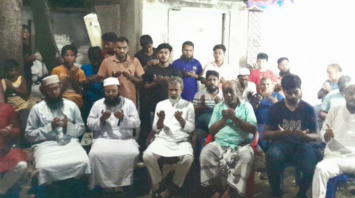 সিদ্ধিরগঞ্জের ৪নং ওয়ার্ডে টাইগার মিলস বালুর মাঠে পশুর হাটের মিলাদ ও দোয়া অনুষ্ঠিত
