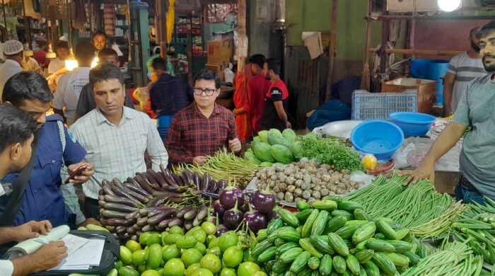 সিদ্ধিরগঞ্জে ভোক্তা অধিকারের অভিযান  মূল্য তালিকা প্রদর্শন না করা ও অতিরিক্ত দামে পণ্য বিক্রি করায় জরিমানা