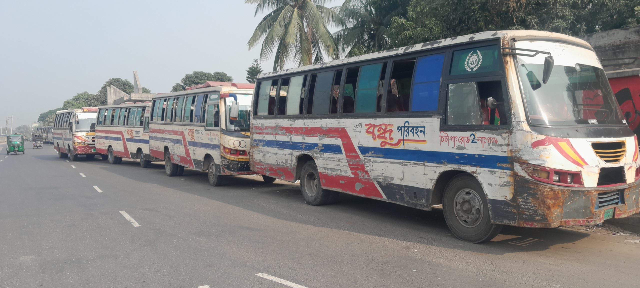 শিমরাইলে মহাসড়কজুড়ে বিভিন্ন পরিবহনের ষ্ট্যান্ড, হাইওয়ে পুলিশ রহস্যজনক কারণে নিরব