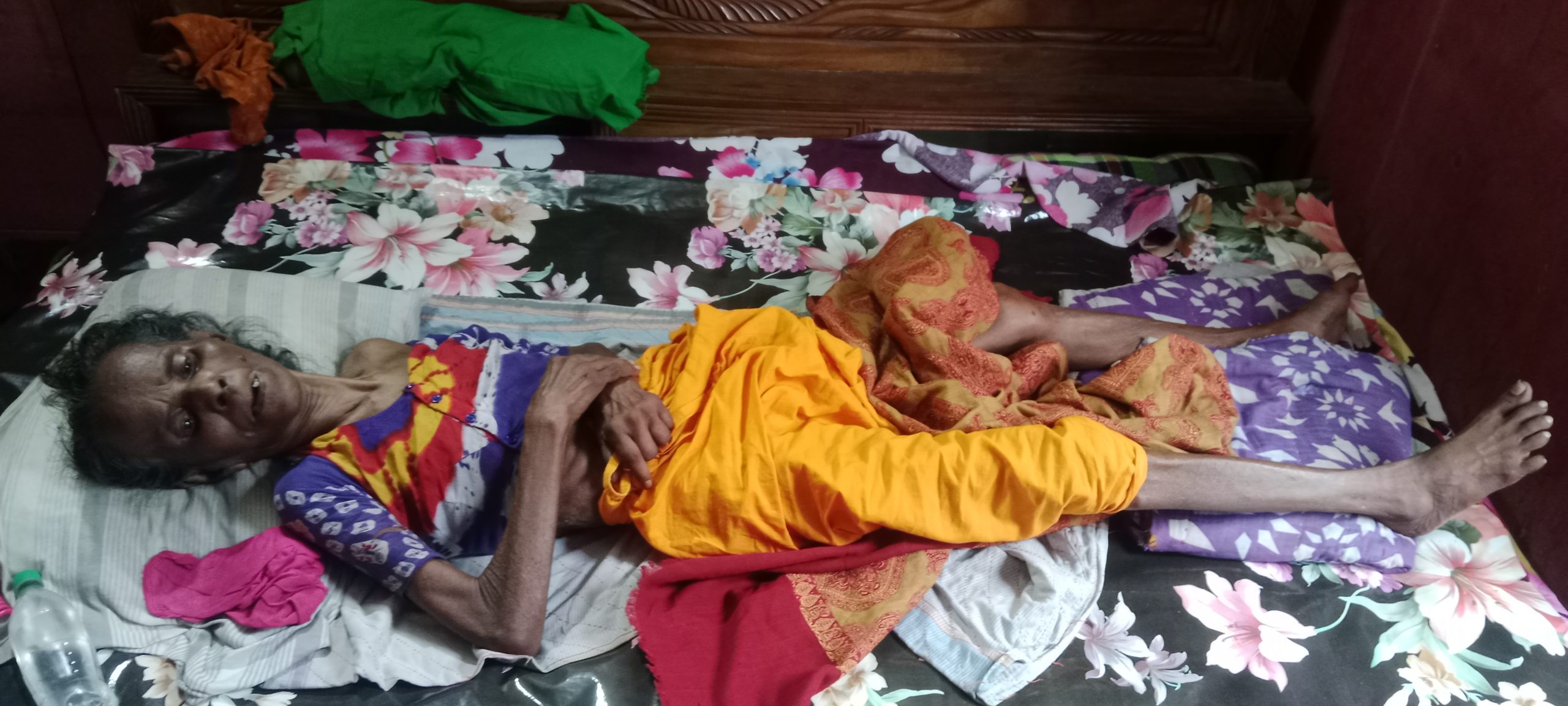 নারায়ণগঞ্জে সড়ক দুর্ঘটনায় স্বামী সন্তানহারার হেনার আর্তনাদ ৮০ বছরের অসুস্থ মায়ের চিকিৎসায় জন্য দিশেহারা হয়ে আকুল আবেদন সকলের নিকট
