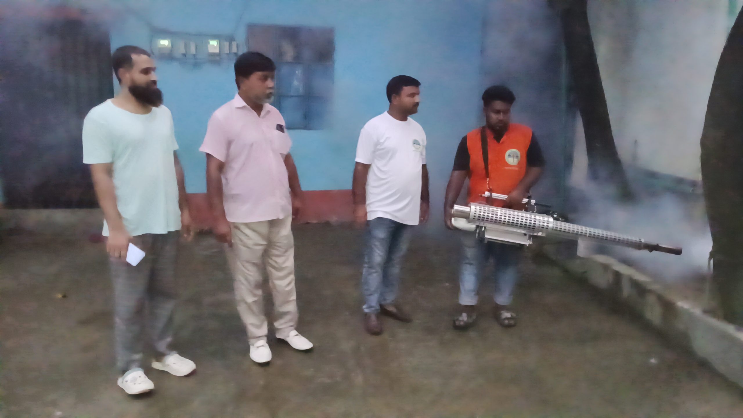 নারায়ণগঞ্জ-৩ আসনের এমপি আজহারুল ইসলাম মান্নান এবং নাসিক প্রশাসক অ্যাডভোকেট সাখাওয়াত হোসেন খানের নির্দেশে ৪নম্বর ওয়ার্ডে মশা নিধন ও ডেঙ্গু প্রতিরোধ কর্মসূচি পালন করেছে।