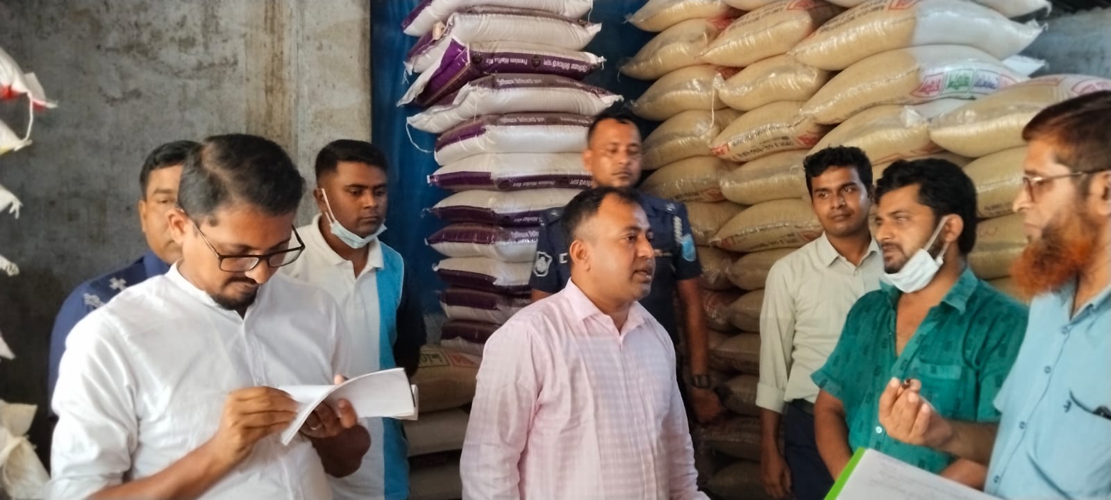 সোনারগাঁয়ে পাটজাত মোড়ক ব্যবহার না করায় তিন ব্যবসায়ীকে ভ্রাম্যমান আদালতে জরিমানা